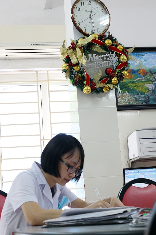 Nữ điều dưỡng mang thai sắp đẻ vẫn căng mình chống sốt xuất huyết - 2