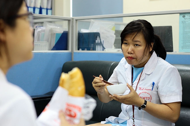 Nữ điều dưỡng mang thai sắp đẻ vẫn căng mình chống sốt xuất huyết - 5