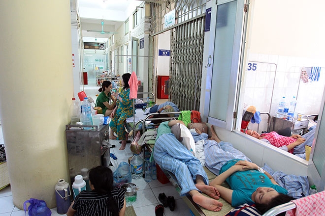 Nữ điều dưỡng mang thai sắp đẻ vẫn căng mình chống sốt xuất huyết - 13
