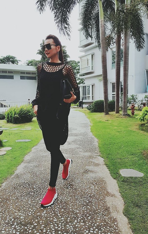 sao-viet-bien-hoa-phong-cach-voi-giay-sneaker