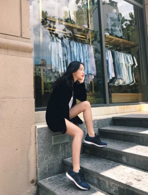 sao-viet-bien-hoa-phong-cach-voi-giay-sneaker-1