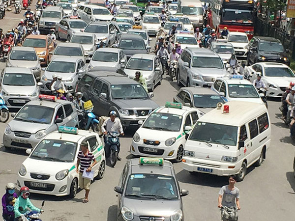 Taxi “quây” cổng bệnh viện, dàn hàng bịt đường xe cấp cứu
