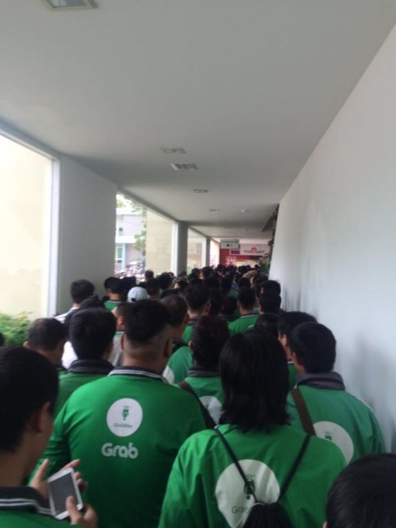 Buổi họp mặt được tiến hành định kỳ tại số 20 ngõ 165 đường Cầu Giấy, Hà Nội.