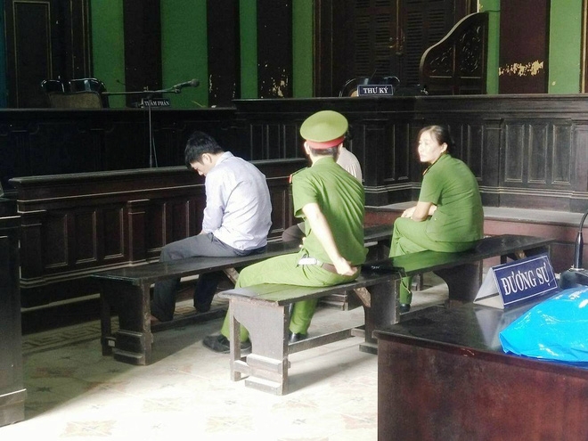 Bố bé gái 2,5 tuổi bị hiếp dâm phải nhập viện cấp cứu: Con bé cứ hỏi về vết sẹo trên cơ thể - Ảnh 2.
