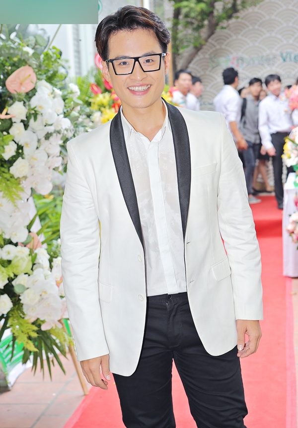 minh-tu-mac-sexy-cao-noi-troi-khi-dung-ben-ha-anh-tuan-1