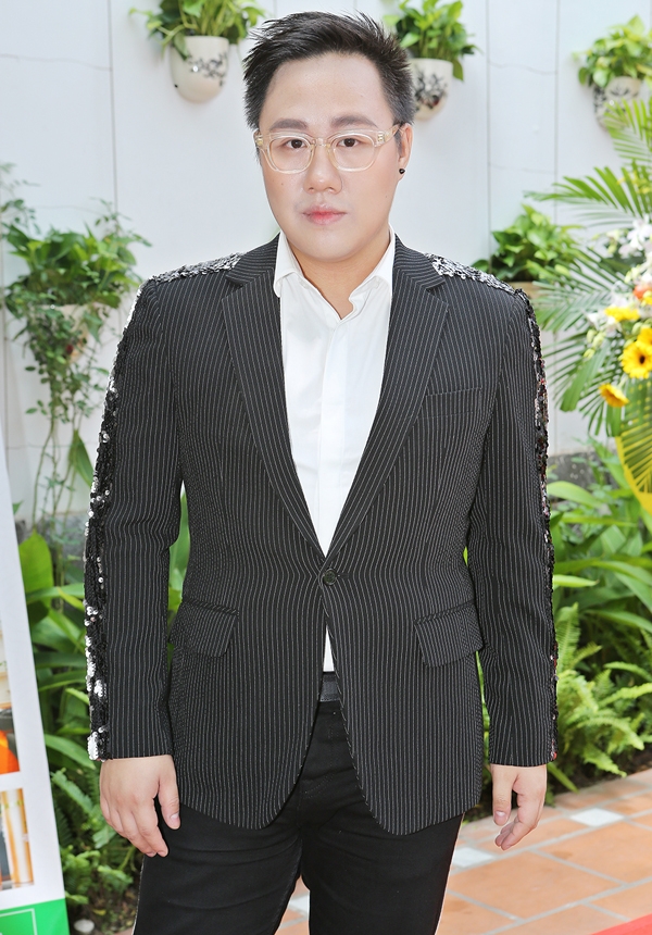 minh-tu-mac-sexy-cao-noi-troi-khi-dung-ben-ha-anh-tuan-5