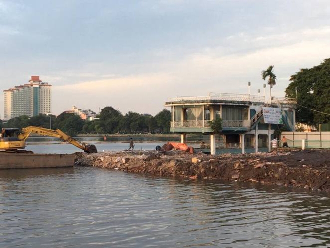 Hà Nội bác thông tin quây tôn, dùng nhiều máy xúc bùn đất lấp Hồ Tây - Ảnh 1.