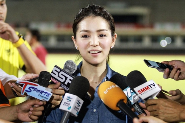 Nhan sắc trưởng đoàn Thái Lan gây sốt ở buổi họp HLV bóng đá SEA Games 29 - Ảnh 2.