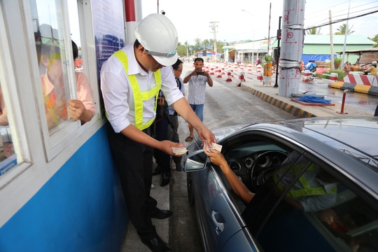Trực tiếp: Trạm thu phí Cai Lậy lại hỗn loạn - Ảnh 1.