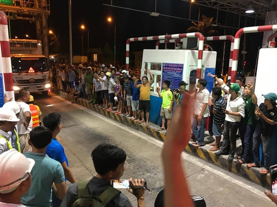 Trực tiếp: Trạm thu phí Cai Lậy lại hỗn loạn - Ảnh 11.