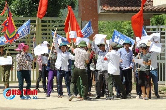 [Photo] Gay cấn màn giải cứu con tin tại UBND huyện Vũ Quang