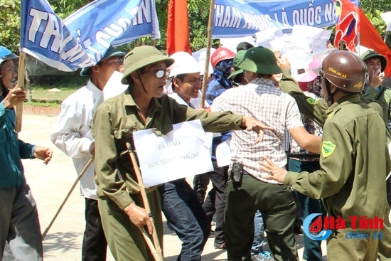 [Photo] Gay cấn màn giải cứu con tin tại UBND huyện Vũ Quang