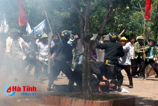 [Photo] Gay cấn màn giải cứu con tin tại UBND huyện Vũ Quang