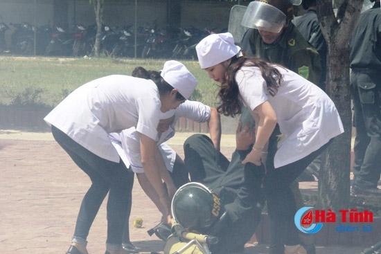 [Photo] Gay cấn màn giải cứu con tin tại UBND huyện Vũ Quang