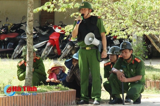 [Photo] Gay cấn màn giải cứu con tin tại UBND huyện Vũ Quang
