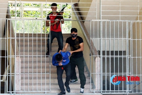 [Photo] Gay cấn màn giải cứu con tin tại UBND huyện Vũ Quang