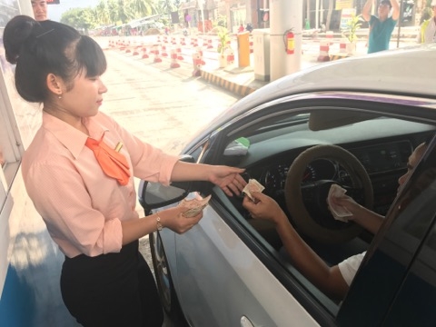 Kẹt xe dài 1 km, trạm thu phí Cai Lậy xả trạm - Ảnh 1.