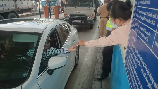 Kẹt xe dài 1 km, trạm thu phí Cai Lậy xả trạm - Ảnh 2.