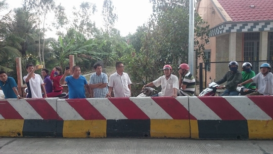 Kẹt xe dài 1 km, trạm thu phí Cai Lậy xả trạm - Ảnh 3.