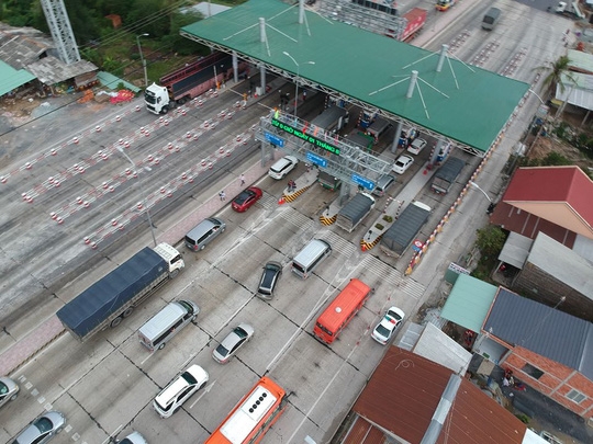 Kẹt xe dài 1 km, trạm thu phí Cai Lậy xả trạm - Ảnh 4.
