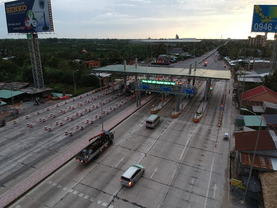 Kẹt xe dài 1 km, trạm thu phí Cai Lậy xả trạm - Ảnh 11.