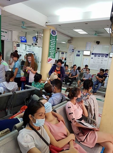 Sốt cao khiến bệnh nhân SXH rất mệt mỏi. Người bệnh cần nghỉ ngơi, hạ sốt, uống nhiều nước và theo dõi tại nhà những ngày sốt đầu. Ảnh: H.Hải