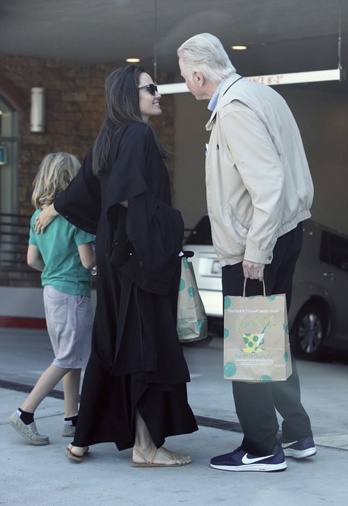 angelina-jolie-tinh-cam-ben-bo-de-sau-nhieu-nam-lanh-nhat-4
