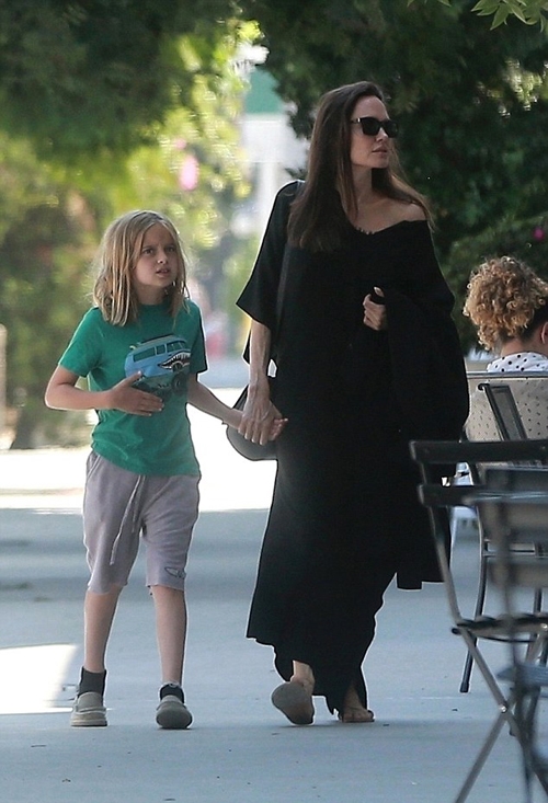 angelina-jolie-tinh-cam-ben-bo-de-sau-nhieu-nam-lanh-nhat-7