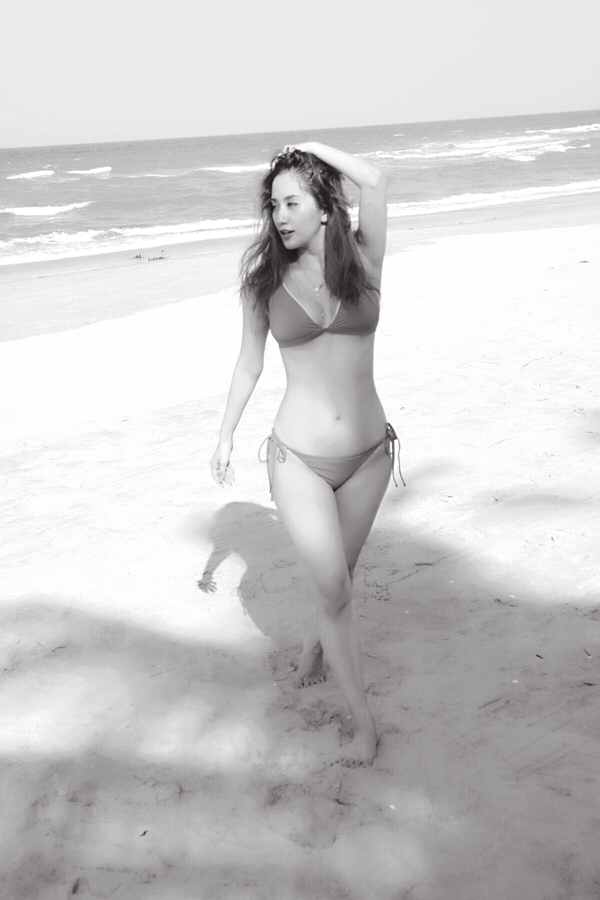 gai-mot-con-khanh-thi-dien-bikini-khoe-dang-nuot-na-2