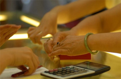  Giá vàng giao ngay vừa có phiên giảm mạnh hơn 13 USD/ounce trước động thái tháo chạy của giới đầu tư trước những thông tin bất lợi, do đó, giá vàng SJC cũng giảm xuống mức 36,3 triệu đồng/lượng. 