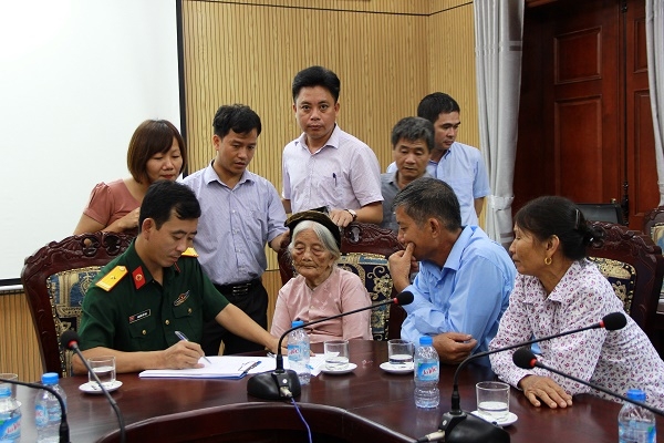  Cơ quan chức năng tiến hàng lấy mẫu sinh phẩm của thân nhân liệt sĩ Hang Tám Cô 