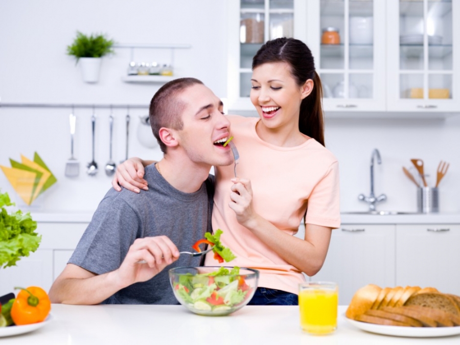 Happy-flirting-couple-in-the-kitchen-1024x768