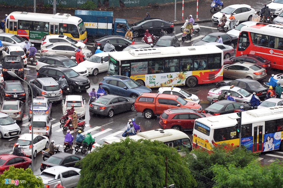Mua trut xuong, giao thong Ha Noi lai roi loan hinh anh 2