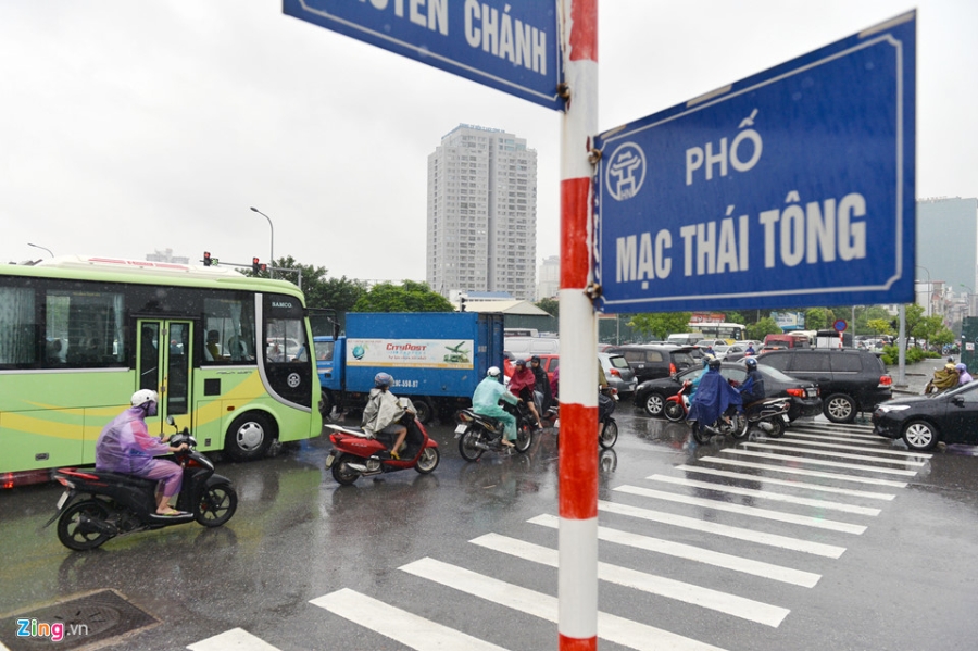 Mua trut xuong, giao thong Ha Noi lai roi loan hinh anh 3