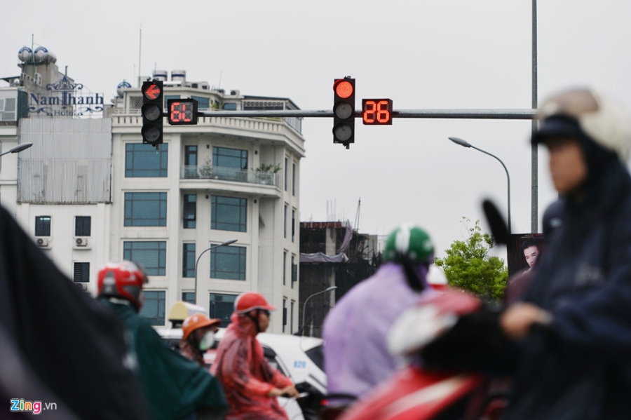 Mua trut xuong, giao thong Ha Noi lai roi loan hinh anh 4