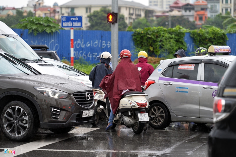 Mua trut xuong, giao thong Ha Noi lai roi loan hinh anh 7