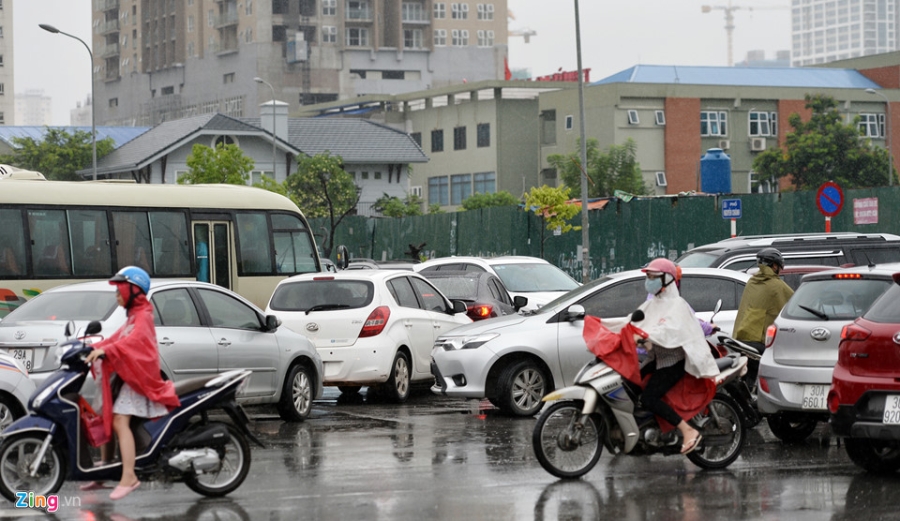Mua trut xuong, giao thong Ha Noi lai roi loan hinh anh 8