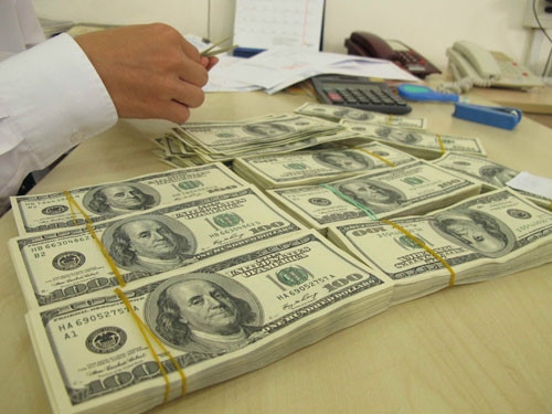Đây là lần đầu tiên giá USD tại ngân hàng vượt mức 23.100 đồng /// Ảnh: Diệp Đức Minh