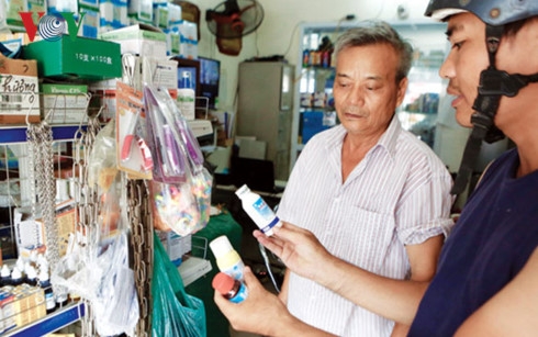 Thuốc diệt muỗi được nhiều người tìm mua.