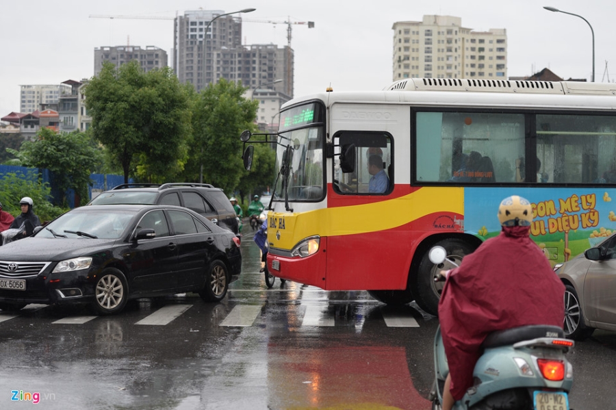 Oto, xe may tranh nhau vuot nga tu trong mua hinh anh 3
