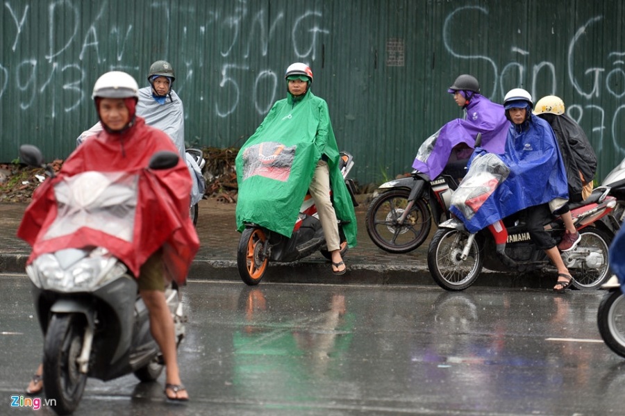 Oto, xe may tranh nhau vuot nga tu trong mua hinh anh 10