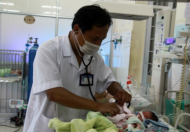  Bé đang được các bác sĩ Bệnh viện Đa khoa tỉnh Đắk Lắk chăm sóc đặc biệt 