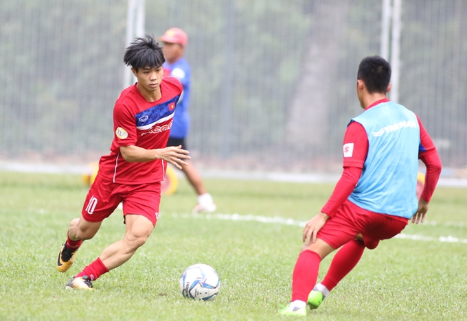Công Phượng và các đồng đội cuống cuồng chạy mưa