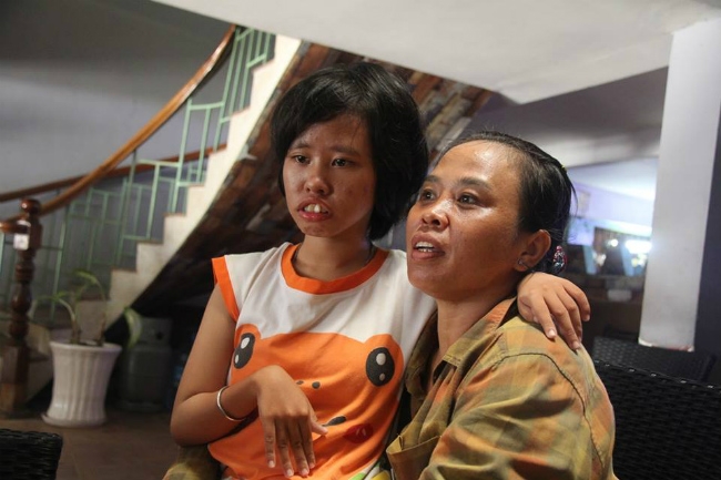 nguoi me va cau chuyen 15 nam cong con gai tren lung rong ruoi khap sai gon - 1