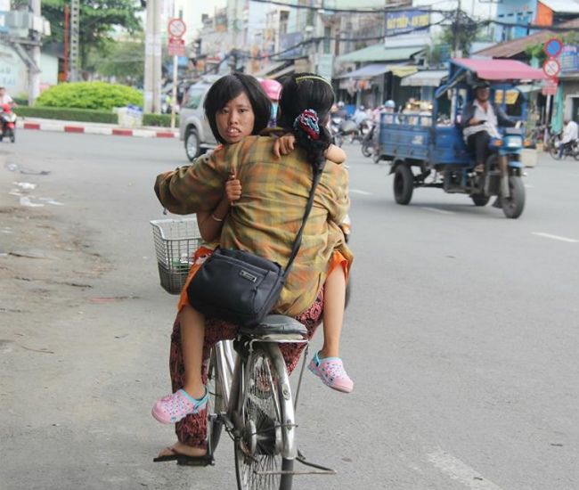 nguoi me va cau chuyen 15 nam cong con gai tren lung rong ruoi khap sai gon - 2