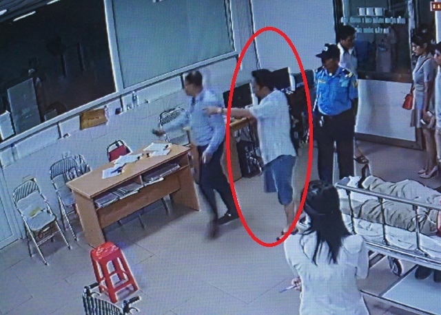 Chủ tịch UBND phường Trung Đô Nguyễn Xuân Huân xuất hiện tại phòng cấp cứu Bệnh viện 115 Nghệ An tối 18/8 (ảnh cắt từ clip)