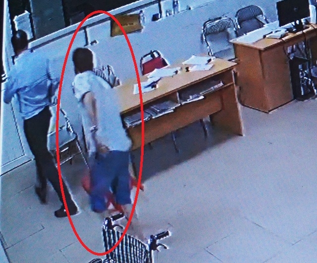 Khi người đàn ông hành hung bác sỹ tiến vào phòng trực cấp cứu, ông Huân cầm chiếc ghế nhựa lên (ảnh cắt từ clip)