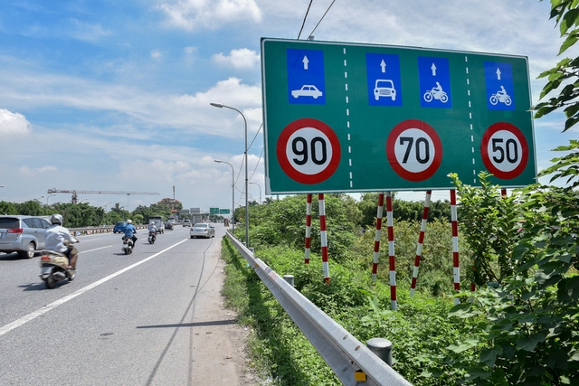  Dự án BOT nâng cấp, cải tạo QL1, đoạn Hà Nội - Bắc Giang vốn được coi là cao tốc “châm trước” bởi không đạt các tiêu chí, tiêu chuẩn an toàn tối thiểu để vận hành như một tuyến cao tốc thực thụ. Tiếng là cao tốc nhưng ô tô, xe máy phải đi chung đường. Xe ôm, ô tô khách dừng đỗ đón trả khách bừa bãi... 