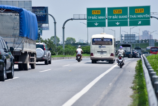  Bất chấp nguy hiểm, rất nhiều người điều khiển xe máy lạng lách giữa làn ô tô lưu thông tốc độ cao 