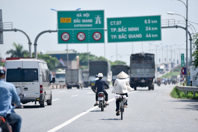  Thậm chí, xe đạp, xe thô sơ cũng lững thững di chuyển trên tuyến đường cao tốc này. 